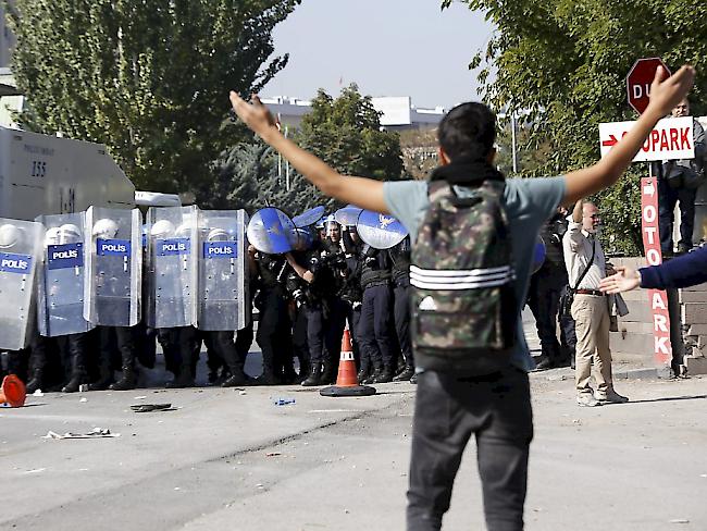 Protest in der Türkei: Seit der Verhängung des Ausnahmezustands im Zuge des vereitelten Putsches soll es zu Folter gekommen sein im Land. (Symbolbild)