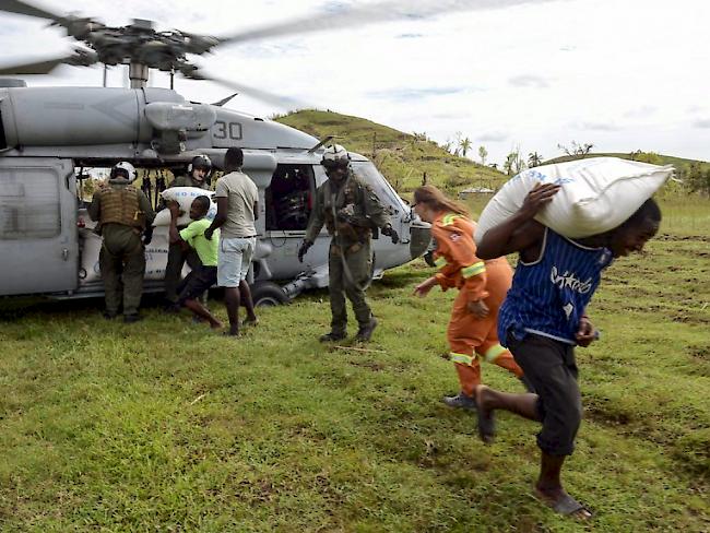 Die Nothilfe für die Betroffenen des Sturms "Matthew" kommt per Helikopter. (Archivbild)