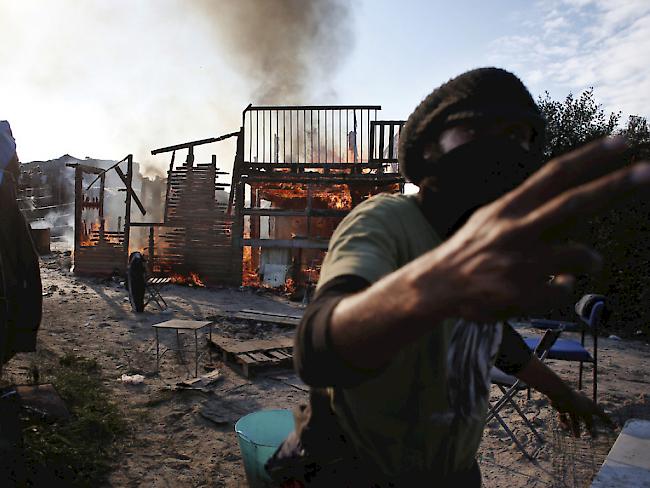 Brennende Holzhütten am Dienstag im Flüchtlingslager in Calais.