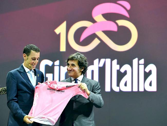 Vincenzo Nibali überreicht bei der Präsentation des 100. Giro d
