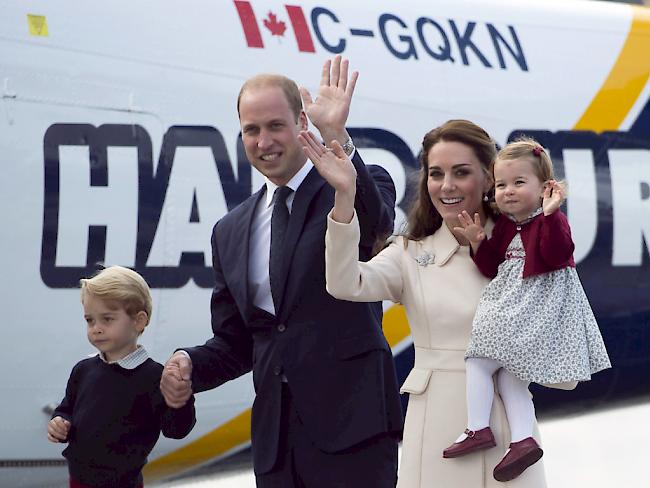 Prinz William und seine Frau Kate posieren gemeinsam mit ihren Kindern für die Fotografen. Wegen Oben-Ohne-Fotos von Kate kommt es dagegen in Frankreich zu einem Prozess. (Archiv)