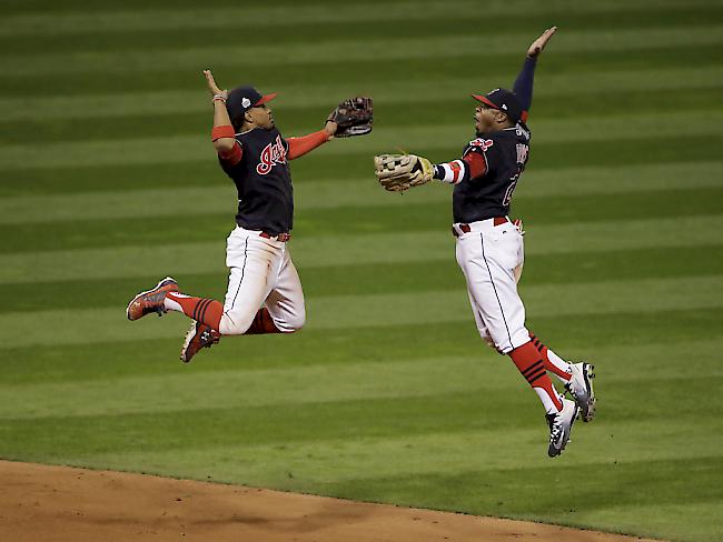 Zwei Spieler der Cleveland Indians feiern den Sieg im ersten Spiel der World Series gegen die Chicago Cubs