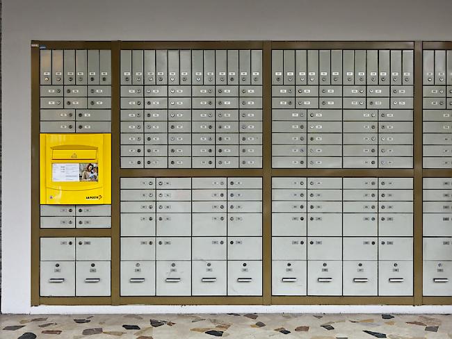 Die Zahl der traditionellen Poststellen wie im Bild jene in Massagno, Kanton Tessin, wird weiter abnehmen. Bis 2020 schliesst die Post bis zu 600 traditionelle Poststellen. (Archivbild)