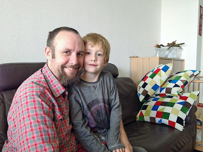 Vater Patrik Zumstein mit seinem Sohn Liam. «Er nimmt visuell viel mehr wahr.»