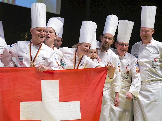 Das Schweizer Team feiert seinen dritten Platz an der Olympiade der Köche.