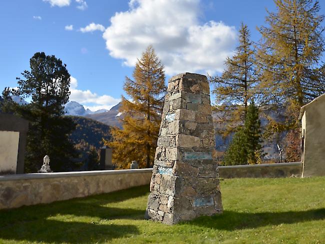 Das neue Gedenk-Steinmännchen soll auf dem Friedhof von Pontresina Angehörigen von verunglückten Berggängern einen Ort zum Trauern geben.