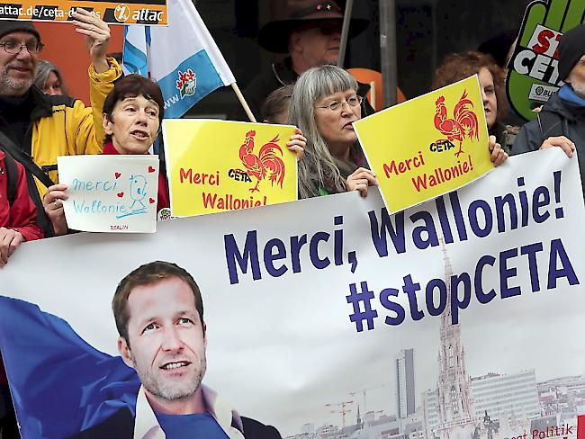 Demonstranten in Berlin unterstützen die Haltung der belgischen Provinz  Wallonien, die die Zustimmung zum europäisch-kanadischen Handelsabkommen verweigert. Die Ceta-Verhandlungen in Brüssel sollen am Donnerstag fortgesetzt werden.