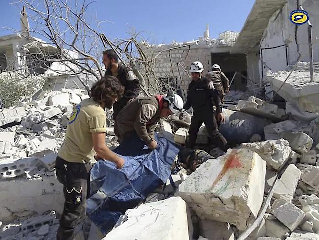 Retter durchsuchen Gebäudetrümmer nach Luftangriffen auf die Stadt Idlib. Nach Informationen der UNO-Kinderhilfswerks wurden bei einem Angriff auf eine Schule mindestens 22 Kinder getötet. Das Foto wurde von der syrischen Gruppe "White Helmets" zur Verfügung gestellt.