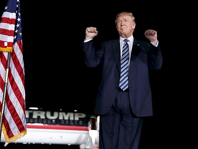 Donald Trump gibt sich auf einer Wahlveranstaltung in Kinston siegesgewiss. Bis zur Wahl will er rund 100  Millionen Dollar aus dem eigenen Vermögen für seine Wahlkampagne ausgeben.