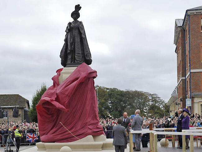 Die königliche Familie und zahlreiche Zuschauer bewundern die neue Statue der "Queen Mum" im südenglischen Poundburry.