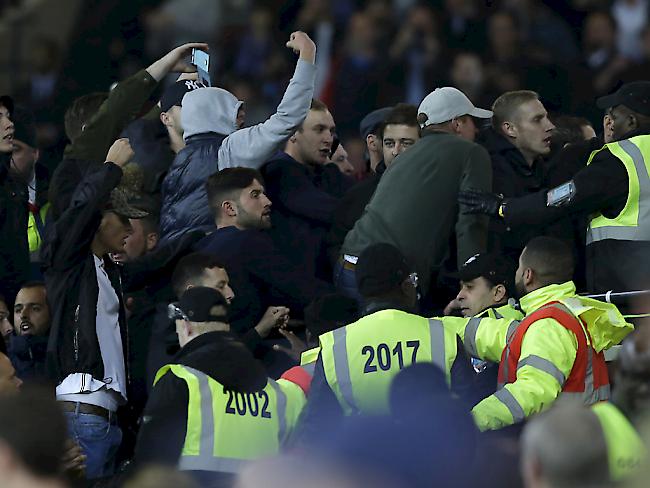 Unruhen auf den Rängen des London Stadiums während des Ligacup-Heimspiels von West Ham gegen Chelsea (2:1) am Mittwochabend