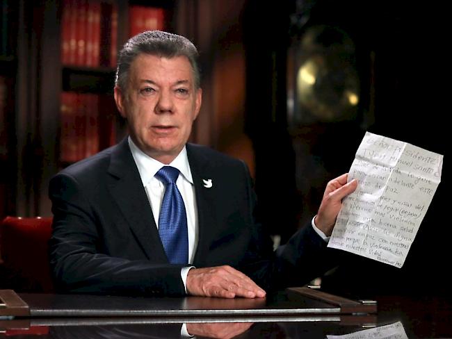 Präsident Juan Manuel Santos am 10. Oktober im TV bei der Ankündigung von Friedensverhandlungen mit der ELN. (Archivbild)