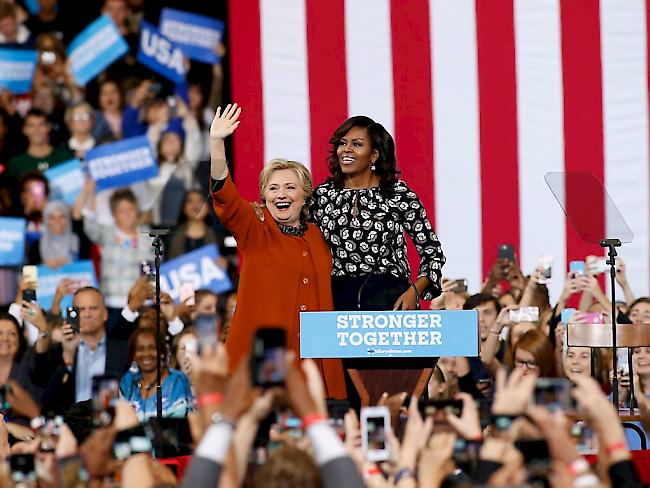 US-First Lady Michelle Obama kämpft für ihre Freundin Hillary Clinton. Auf einer Wahlveranstaltung in Salem rief die populäre Präsidentengattin die Wähler der Demokraten eindringlich auf zur Wahl zu gehen.