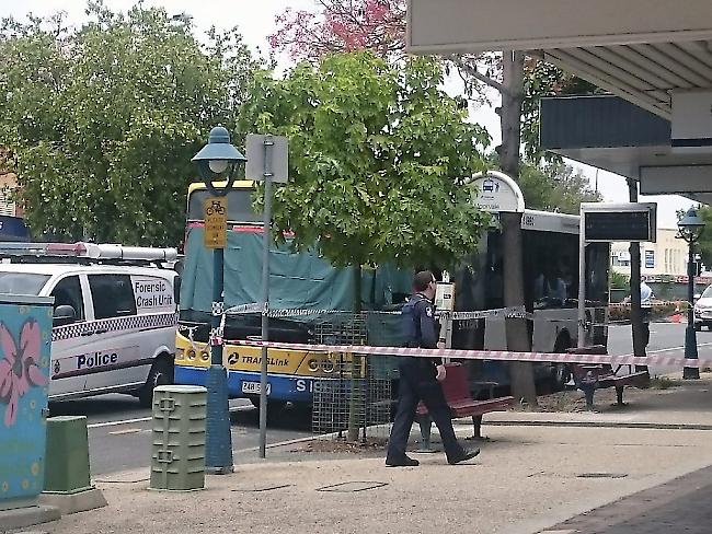 Die Polizei hat den Tatort abgesperrt, nachdem ein Mann in Brisbane einen Busfahrer angezündet hat.