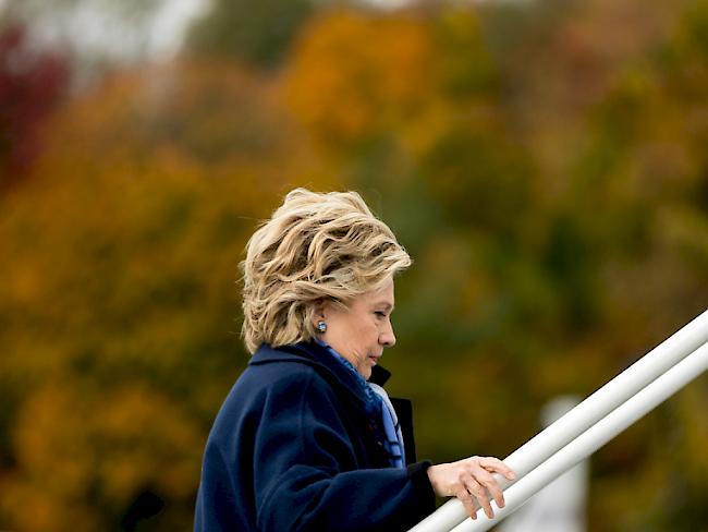 Hillary Clinton am Freitag beim Einsteigen in ihr Flugzeug in White Plains.