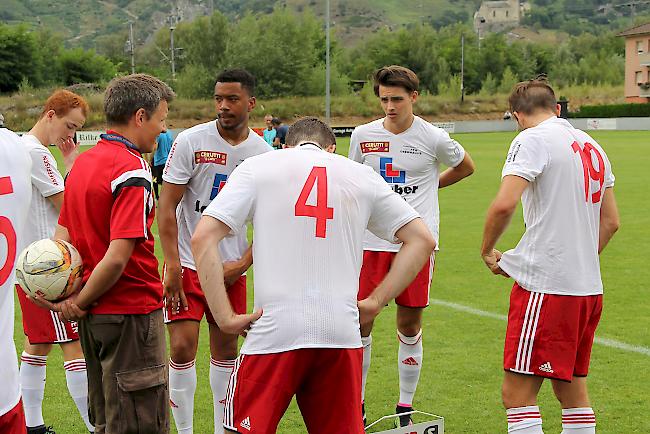 Assistenztrainer Daniel Hermann (rotes Shirt) und der FC Oberwallis Naters: Im Abstiegskampf sind jetzt dringend Siege gefragt.
