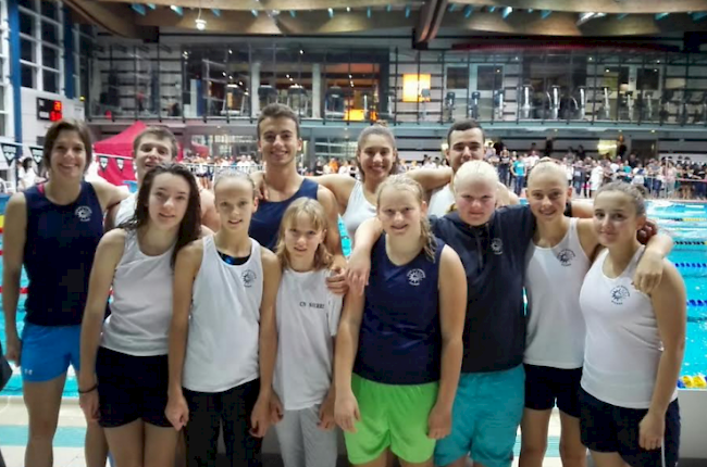Der Schwimmclub Siders mit seinen Trainern.