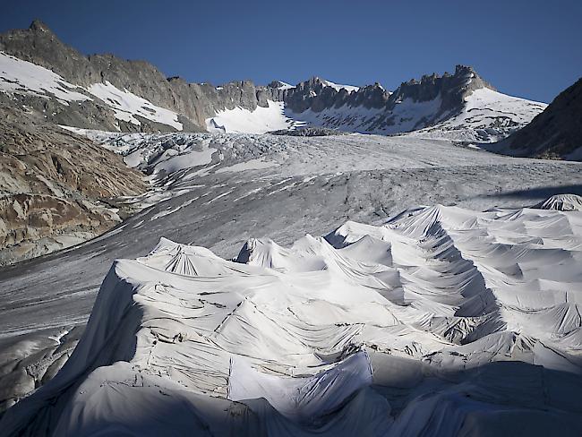 Der Klimawandel hinterlässt in den Alpen zunehmend Spuren. Um ein Abschmelzen des Gletschers zu verhindern, ist der Ausläufer des Rhonegletscher oberhalb von Gletsch am Furkapass im letzten Jahr mit Planen abgedeckt worden. (Archivbild)