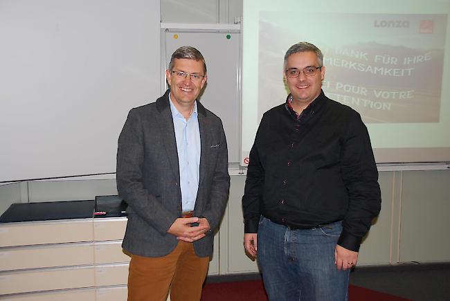 Damian Constantin (links), Direktor von VWP und Jörg Solèr, Standortleiter von Lonza Visp.