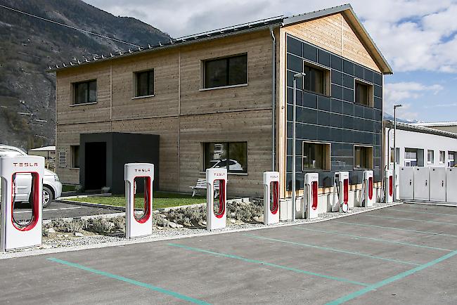 Die Grösste. Mit acht Tesla-«Tanksäulen» steht in Steg künftig die grösste Elektrotankstelle der Schweiz.