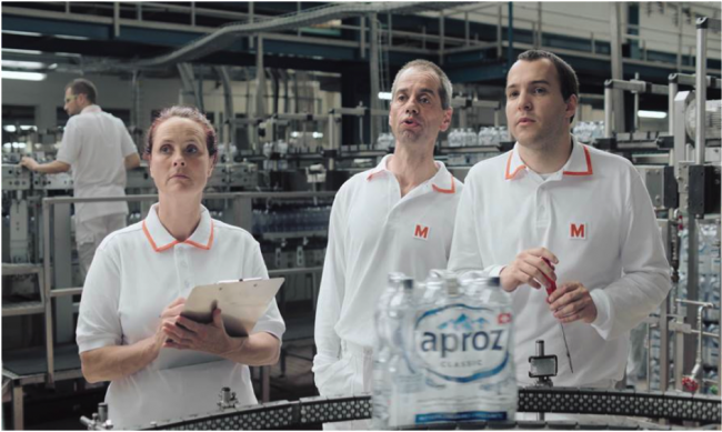 Von Flaschen und Eidechsen. Mit einem humorvollen Spot bewirbt die Migros ihr Aproz-Mineralwasser.