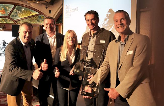 Den Award entgegengenommen (von links): Daniel Luggen, Reinhard Lauber, Sandra Stockinger, Manfred Graven und Markus Hasler.