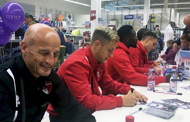 Trainer Peter Zeidler und die Spieler Reto Ziegler, Jagne Pa Modou, Vincent Sierro und Nicolas Lüchinger am Autogramme schreiben.