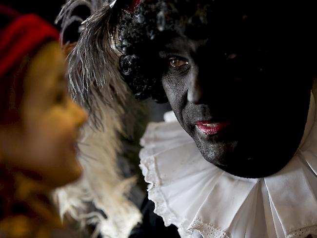 Einer der "Zwarten Pieten", die traditionell den niederländischen Nikolaus begleiten. Kritiker halten die schwarz angemalten Gesichter der Pieten für rassistisch.