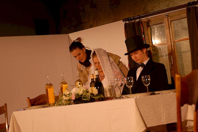 Impressionen von «Dri Schärza vam Tschechov», die noch bis zum 3. Dezember im Schloss Leuk gespielt werden. 