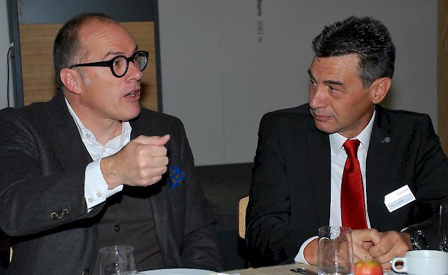 Schweiz-Tourismus-Direktor Jürg Schmid (links) im Gespräch mit Erhard Salzmann, Leiter Raiffeisenbank Belalp-Simplon.