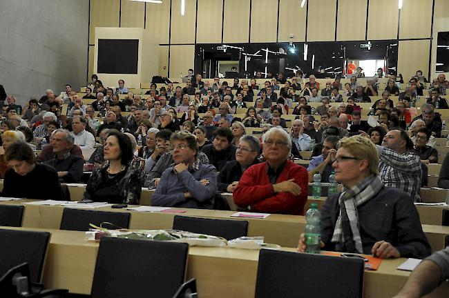 Rund 240 Genossinnen und Genossen waren am SP-Parteikongress in Siders zugegen - und mittendrin Staatsrätin Esther Waeber-Kalbermatten.