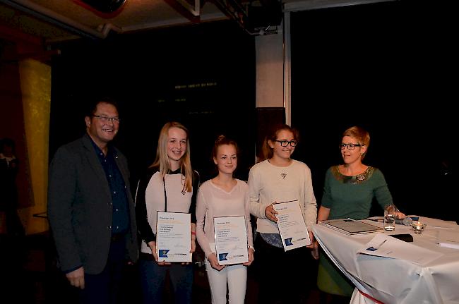 Auch das Mädchen-Trio erhielt einen Preis, von links: Tiziana Kuonen, Lina Solvang und Lisa Rovina.