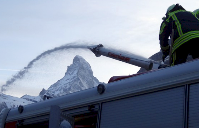 In Zermatt gilt nach wie vor ein generelles Feuerverbot. Während der Silvesternacht waren die Einsatzkräfte der Stützpunktfeuerwehr im Matterhorndorf kaum gefordert (Archiv). 