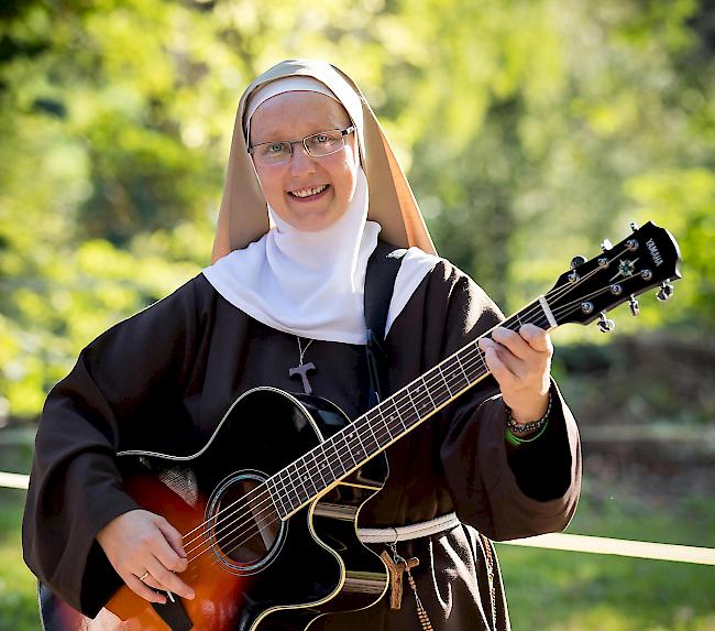 Mit Gitarre. Schwester Johanna singt in ihren Liedern über Glaube, Hoffnung und Liebe.