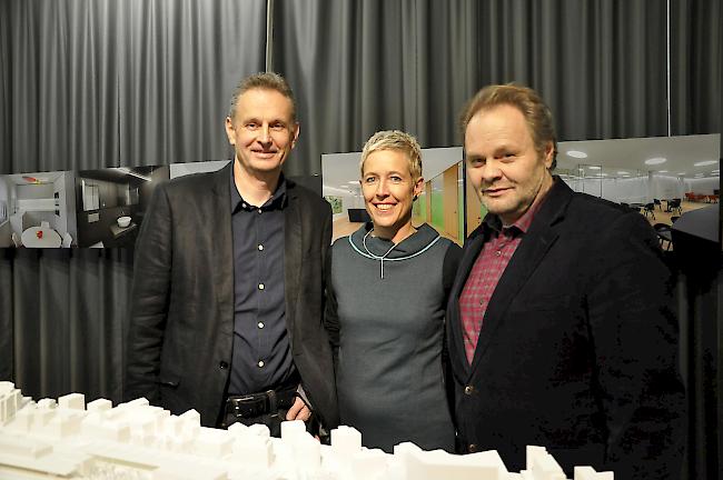 Die Architekten Gerold Vomsattel und Rita Wagner mit Fotograf Thomas Andenmatten (von links) an der Vernissage im Zeughaus Kultur in Brig-Glis