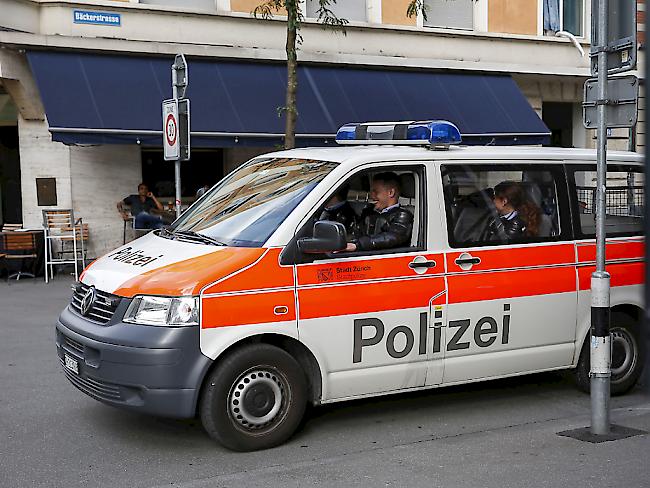 Wegen einer Bombendrohung ist die Polizei am Freitagabend in Zürich mit einem Grossaufgebot ausgerückt. (Archivbild)