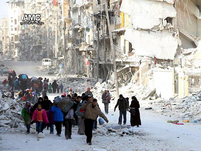 Zivilisten fliehen aus dem zerstörten Ost-Aleppo. (Archiv)