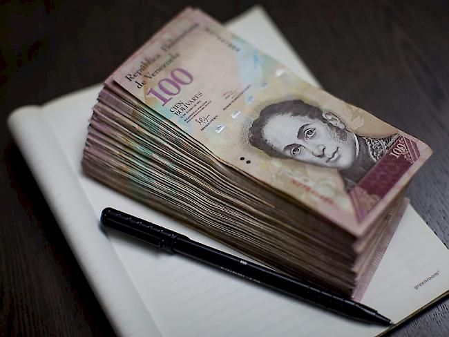 Ein Bündel mit 100-Bolivares-Scheinen - es dürfte wegen der Hyperinflation kaum 10 Dollar wert sein. (Archiv)