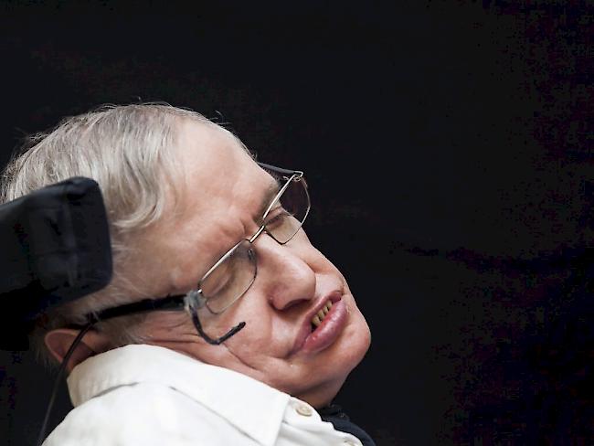 Stephen Hawking musste in Rom im Spital behandelt werden. Sein Zustand sei aber nicht bedrohlich, hiess es. (Archiv)