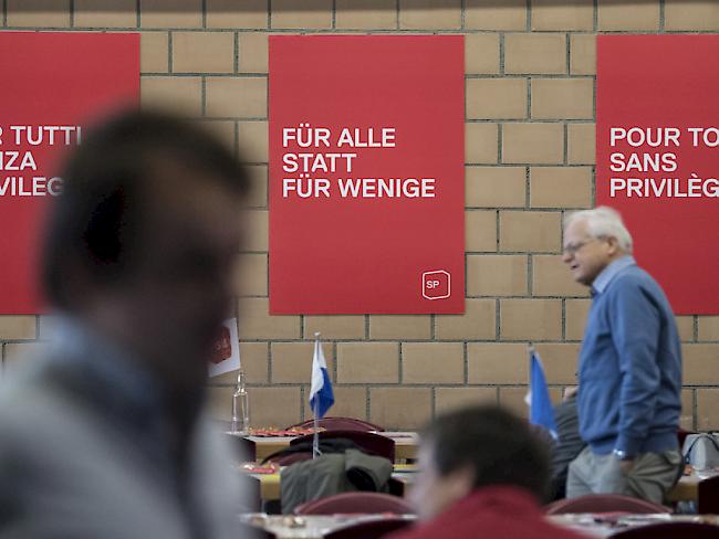 "Für alle statt für wenige" - Plakate am Zukunftsparteitag der SP Schweiz in Thun, wo die Delegierten die Weichen für die Zukunft ihrer Partei stellen.