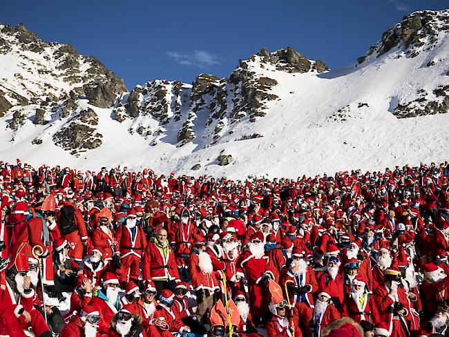 Finde den Nikolaus: Verkleidete Schneesportler genossen am Samstag in Verbier Schnee und Sonne.
