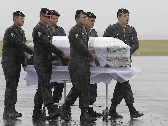Brasilianische Soldaten mit dem Sarg eines Absturzopfers am Flughafen von Chapecó.