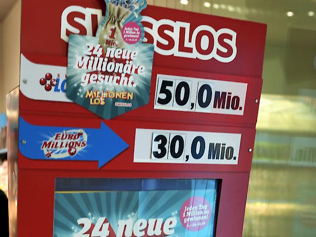 Die Schweiz im Lotto-Fieber: Je länger der Lotto-Jackpot nicht geknackt wird, desto mehr Lotto-Scheine gehen über den Tisch.
