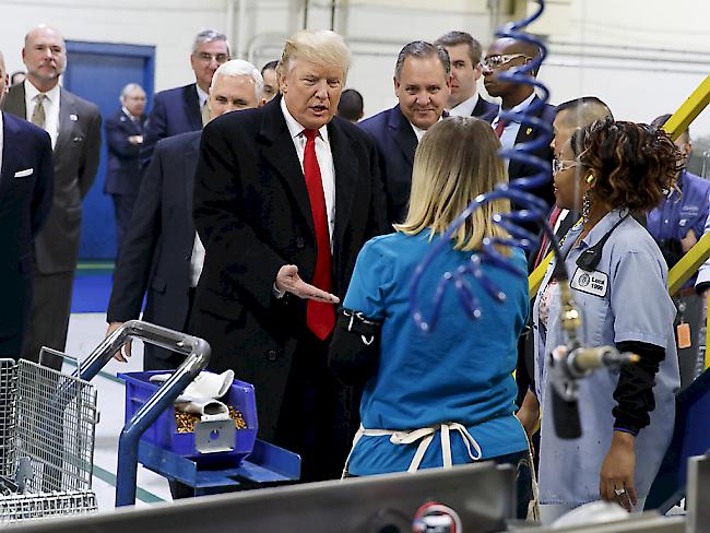Unternehmer Trump: Der designierte US-Präsident beim Besuch einer Fabrik in Indianapolis im Bundesstaat Indiana. (Aufnahme vom 1. Dezember 2016)