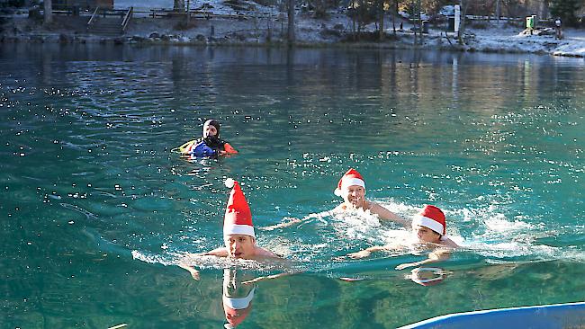 Philipp Hildebrand, Stefan Linder und André Lüthi waren nicht nur die Initianten, sie stiegen auch selbst ins Wasser und eröffneten das 1. Blausee Schwimmen.