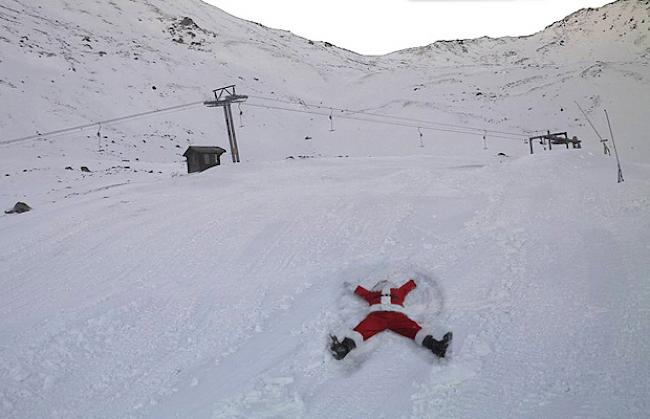 «Gibt es den Nikolaus wirklich? Jaaaa, es gibt ihn!! Hier der Beweis des hohen Besuchs: Gesichtet auf der Webcam im Skigebiet Unterbäch Ginals! Sichtlich erfreut über die schöne Aussicht hinterliess der Niggi-Näggi sogar einen Schneeengel.»