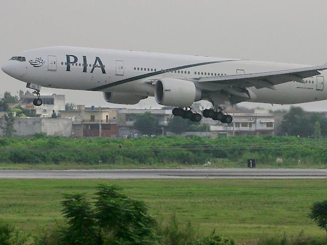 Maschine der pakistanischen Luftlinie PIA im Anflug auf Islamabad (Symbolbild)