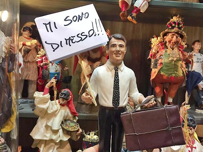 Renzi-Figur in einem Schaufenster in Neapel, mit Koffer und Schild, auf dem steht, dass er zurücktritt