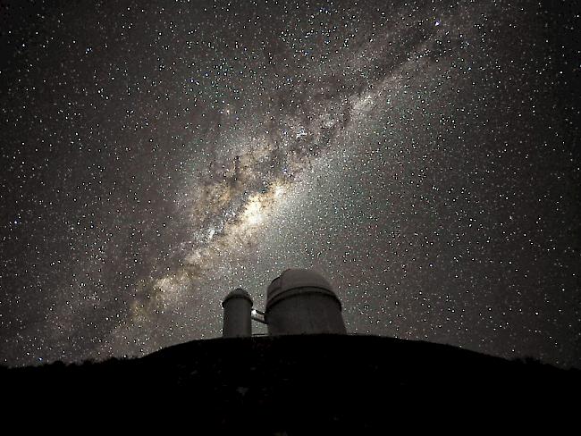 Mit Hilfe von Bildern des ESO-Teleskops in Chile (hier mit der Milchstrasse) untersuchten die Forscher, wie das Licht von etwa 15 Millionen Galaxien durch die Gravitationskraft der Materie im Universum beeinflusst wurde. (Archivbild)