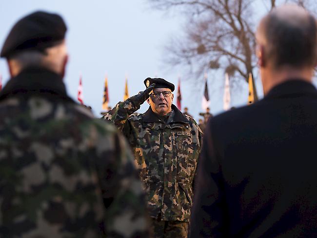 Der neue Chef der Armee, Divisionär Philippe Rebord (M.), übernimmt an einer Feier in Murten FR das Kommando von seinem Vorgänger André Blattmann (l.). Der offizielle Amtantritt ist am 1. Januar 2017.